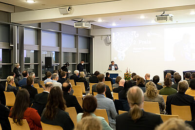 Rainer Baumgart (Secunet) bei seiner Laudatio auf den 3. Platz