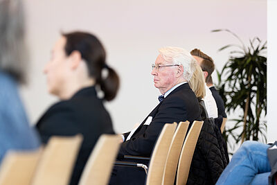 Horst Görtz und andere Gäste während einer Keynote.